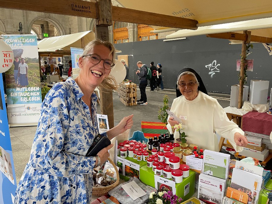 Unsere Synodalratspräsidentin, Franziska Driessen-Reding, war am Stand des Klosters Ilanz mit Sr. Ingrid Grave anzutreffen. (Bild: zVg)