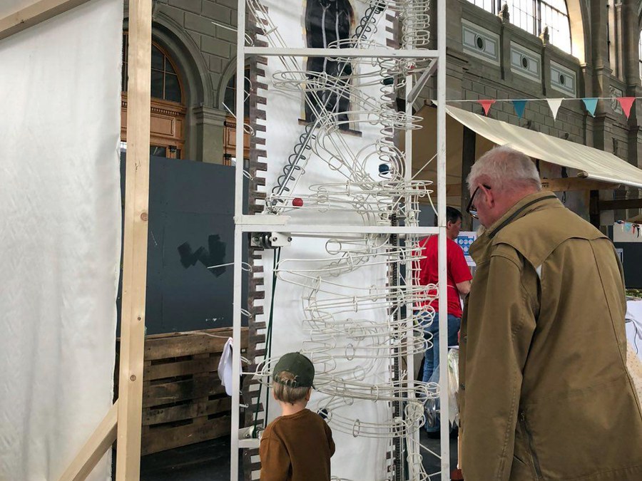 Die Kirchturmkugelbahn ist eine besondere Attraktion, nicht nur für Kinder. (Bild: Magdalena Thiele)