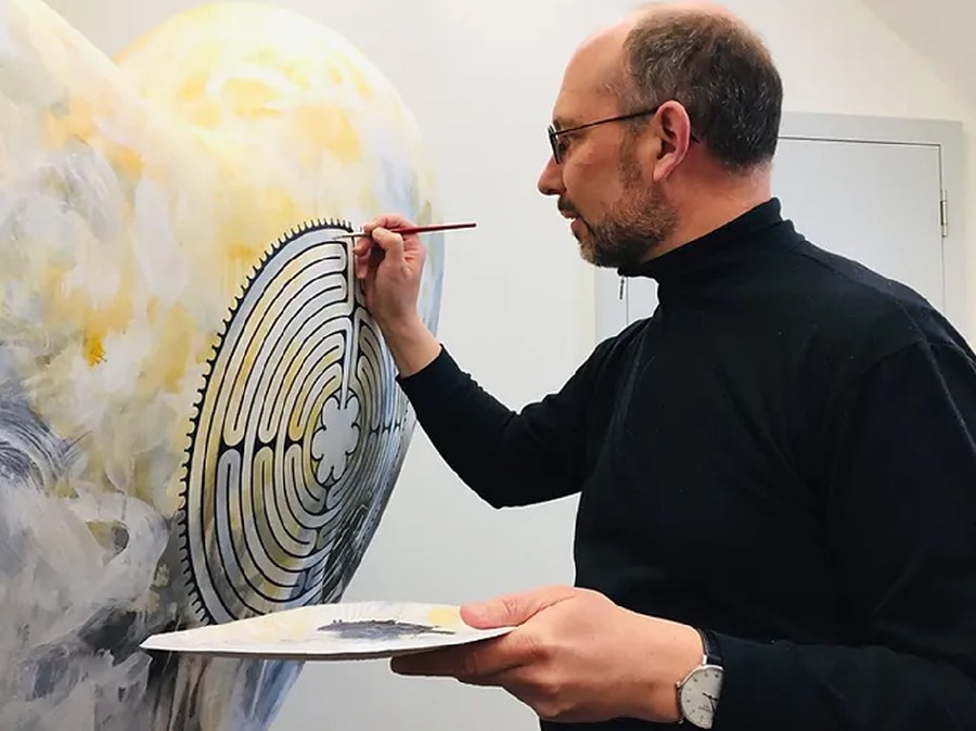 Ein Angebot auf dem Klostermarkt: Kalligrafie mit Pater Jean-Sébastien Charrière aus dem Benediktinerkloster Einsiedeln. Bild: zVg
