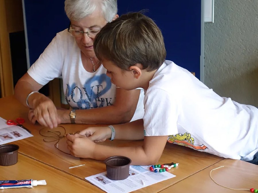 Schwester M. Monja Schnider von den Schönstätter Marienschwestern in Quarten bietet Rosenkranzknüpfen und Kerzenverzieren an. Bild: zVg