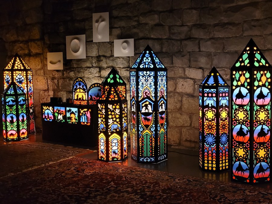 Altar mit Gold, Weihrauch und Myrre als Teil der Laternenausstellung von Fiona K. Bild: Saskia Richter