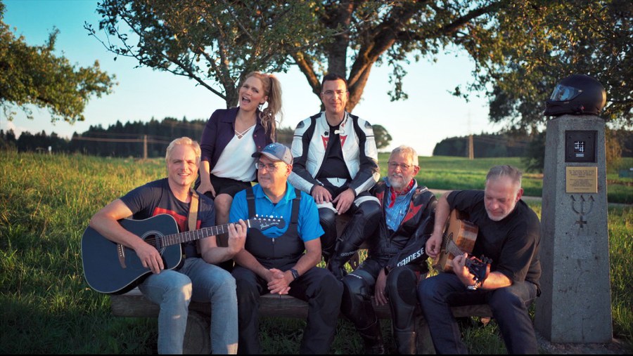 Die vier Freunde Oliver, Emil, Marco und Stephan mit Gitarre und Bandkollegen (Foto: Matthias Wolf)