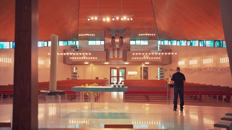 Pfarrer Marco Anders in der Katholischen Kirche in Weinlanden (Foto: Matthias Wolf)