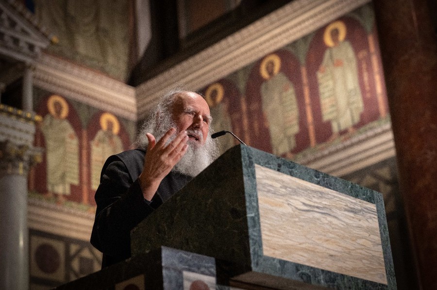 Rund anderthalb Stunden sprach Pater Anselm