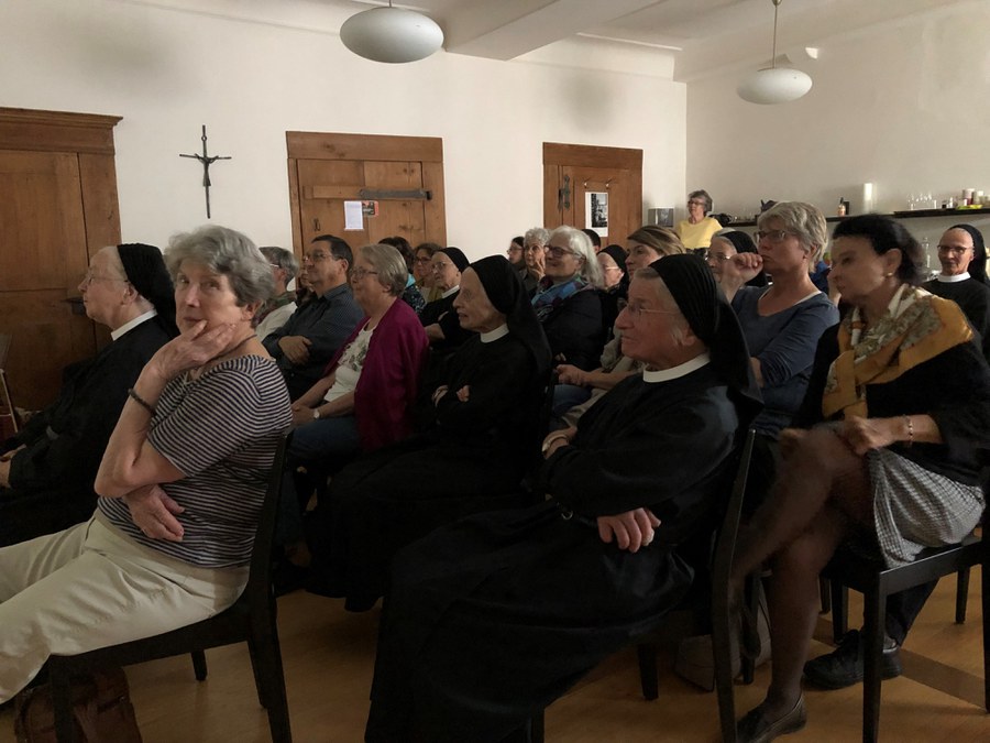 Public Viewing mit den Nonnen FOTO JEANINE KOSCH