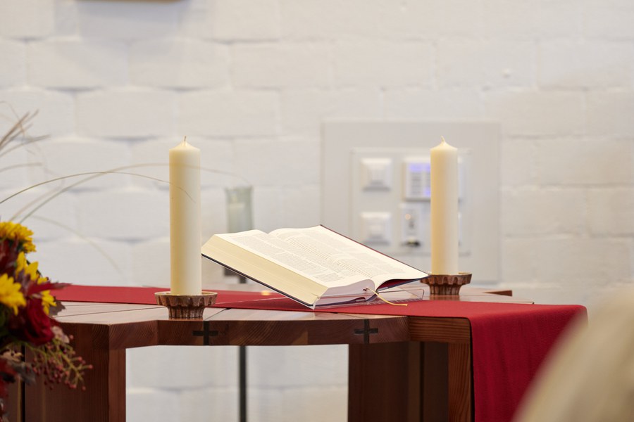 Altar in der neuen Kapelle. Foto: Gion Pfander