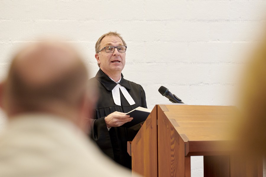 Für Kirchenratspräsident Michel Müller ist die Kapelle ein Wunder. Foto: Gion Pfander