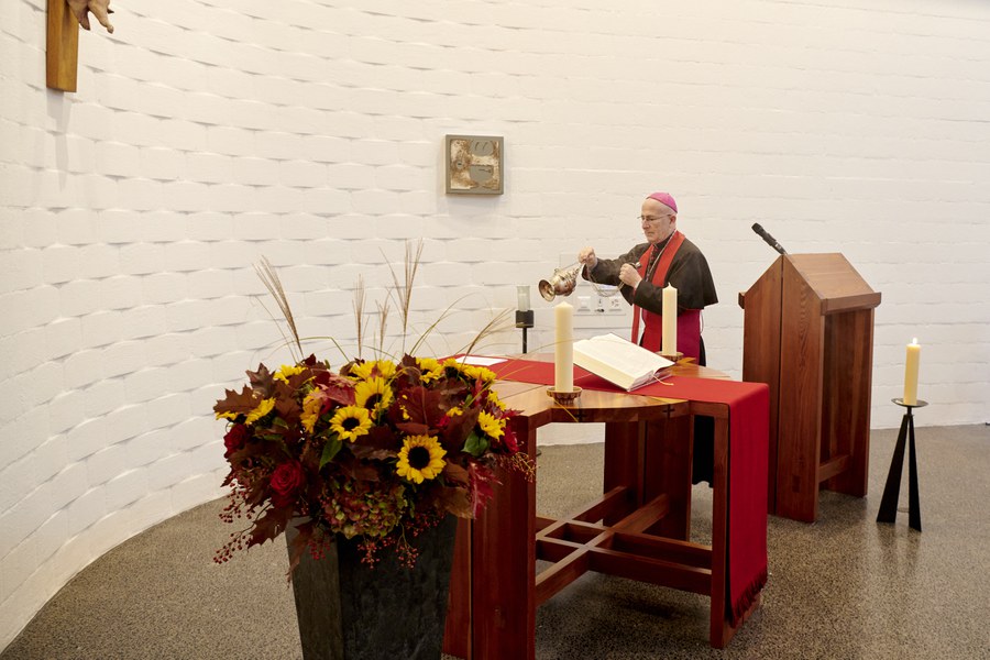 Bischof Bonnemain segnet den Altar. Foto: Gion Pfander