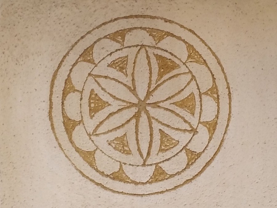 Das Sgraffito mit der Sechssternrosette bzw. dem Marienstern symbolisiert die Quelle des Lebens und die christliche Kirche. Foto: Arnold Landtwing