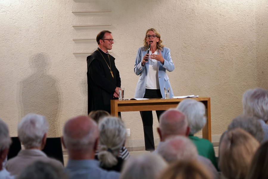 Synodalratspräsidentin Franziska Driessen-Reding mit Abt Urban Federer vom Kloster Einsiedeln.