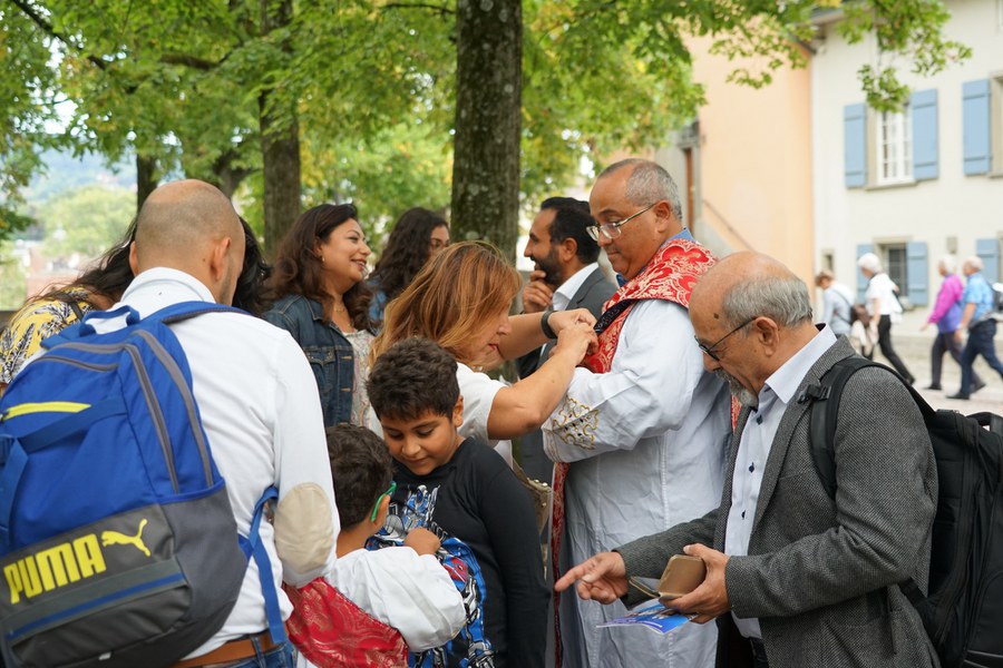 Letzte Vorbereitungen für die Prozession_FOTO_Arnold Landtwing