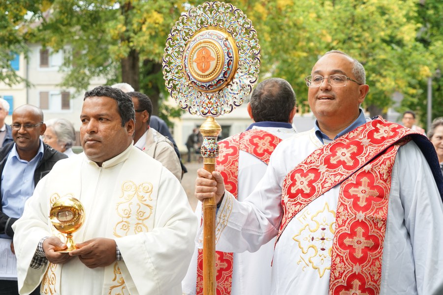 Ökumenisch vereint und bereit zur Prozession _FOTO_Arnold Landtwing