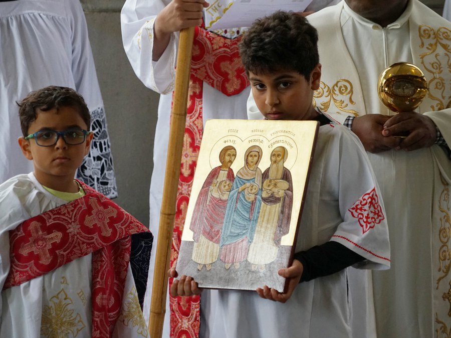 Kinder mit Ikone der Stadtheiligen Felix, Regula und Exuperantius_FOTO_Arnold Landtwing