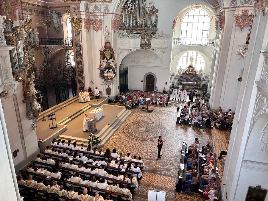 Die gefüllte Klosterkirche bei der Wallfahrt von der Empore aus. Foto: Stefan Gottfried