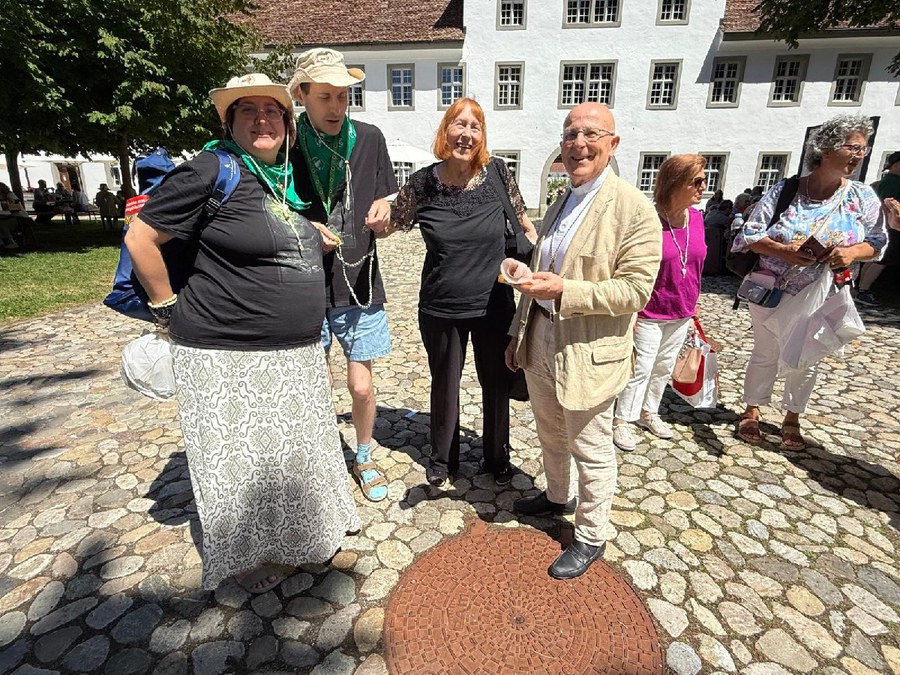 Gemeinsam mit dem Bischof im Klostergarten. Foto: Manuela Moser