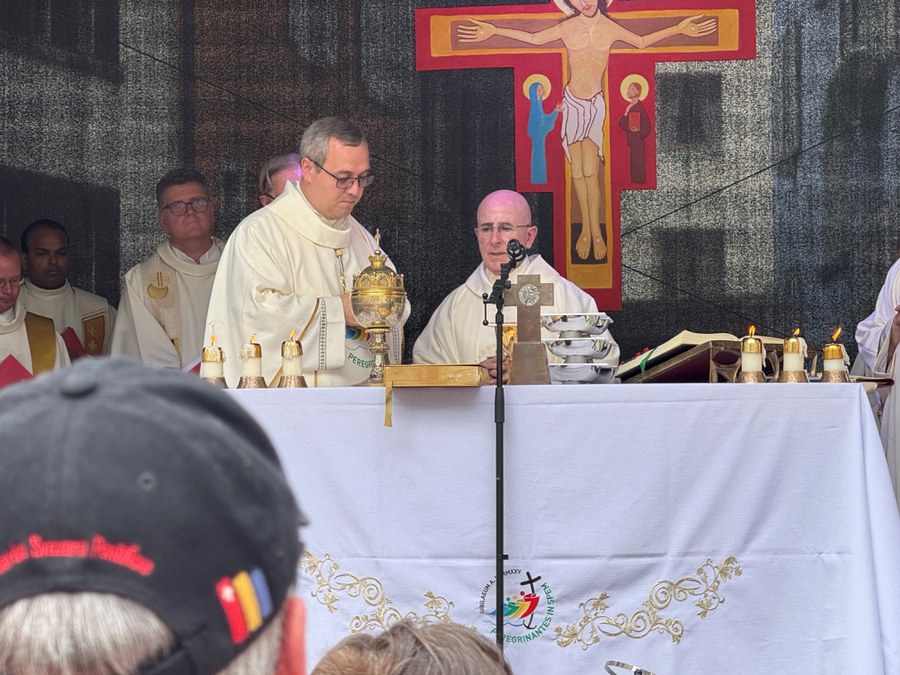 Luis Varandas mit Bischof Joseph Maria Bonnemain beim Gottesdienst.
