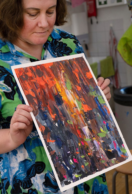 Bunte Farben – dunkle Harmonie, sagt Ella Ostapchuk zu diesem Bild. Oben links hat sie das Trauma dargestellt. Ist es in jedem Bild? «Es ist immer mit mir.». Foto: Ursula Markus f06_2026_p06_EllaOstapchuk_UrsulaMarkus_vej-e8a2c0fdef7e.jpeg