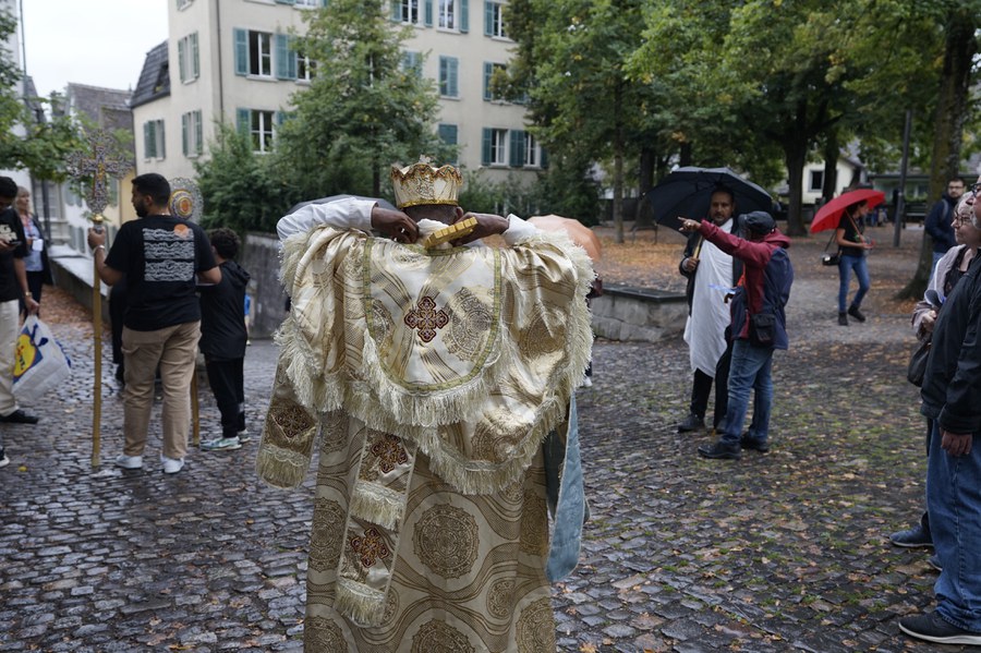 Vor der Prozession bei der Besammlung im Lindenhof werden die liturgischen Gewänder angelegt. Fotos: Magdalena Thiele