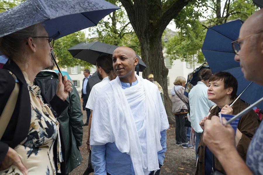 Religionsdelegierte und ehemalige Synodalratspräsidentin Franziska Driessen-Reding (l.) im Gespräch mit Teklemichael Mengisteab, Vorsteher der eritreisch-orthodoxen Tewahdo Gemeinde, und Karin Epp, Verband Orthodoxer Kirchen im Kanton Zürich.