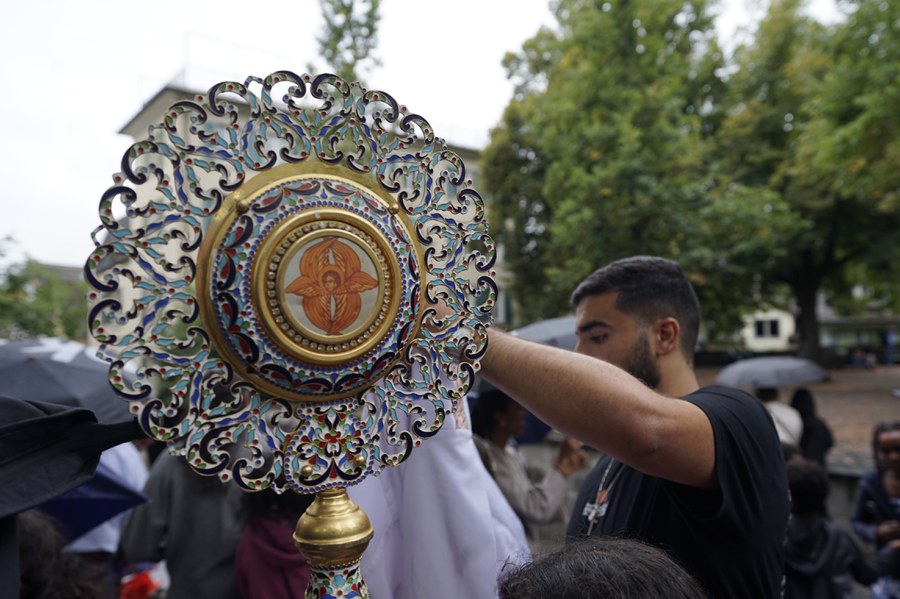 Durch die unterschiedlichen liturgischen Gegenstände wird die Veranstaltung besonders schmuckvoll.