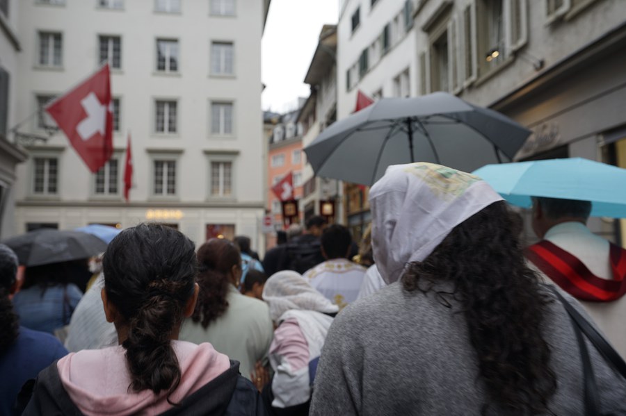 Trotz des Regenwetters hat sich eine Vielzahl an Gläubigen der Prozession angeschlossen.