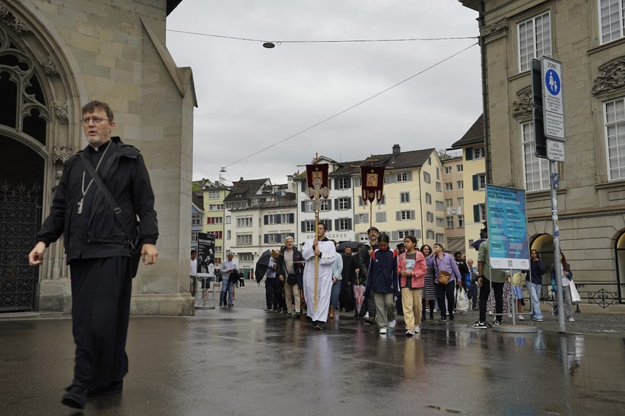 Die Prozession schreitet voran, begleitet von den Blicken der Passanten, die auch bei Regenwetter durch Zürichs Altstadt flanieren.
