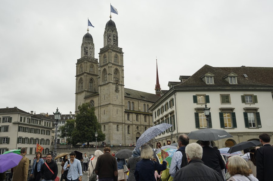 Die Münsterbrücke führt vom Fraumünster über die Limmat zum Grossmünster.