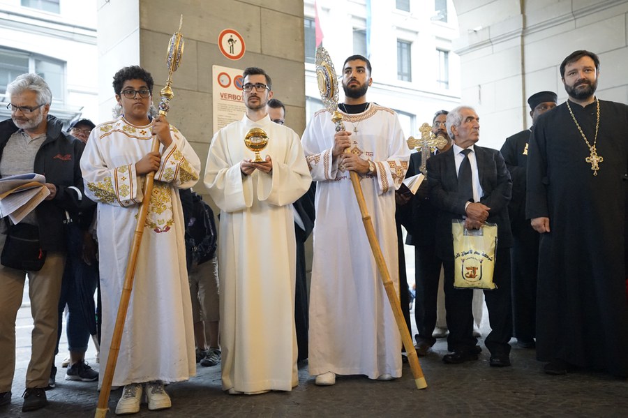 Vor der Wasserkirche wird erneut innegehalten und gemeinsam gebetet.