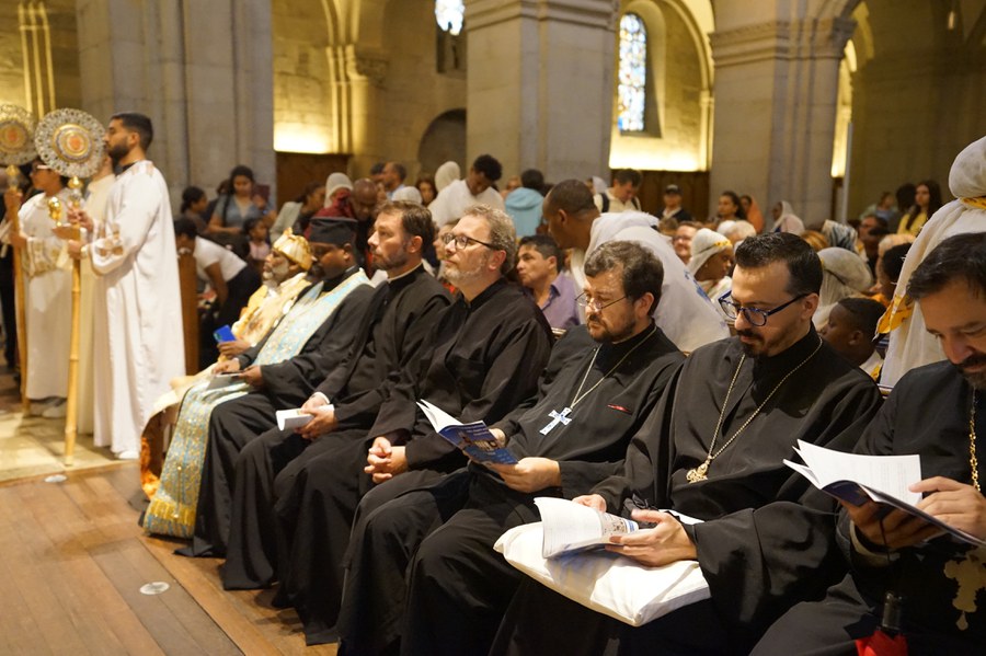 Die Geistlichen sitzen in der Kirche in der ersten Reihe.
