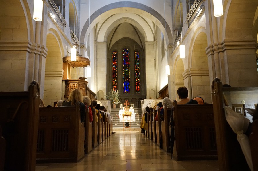 Die vorderen Reihen des Grossm¨ünsters sind gut gefüllt. Angehörige der verschiedenen christlichen Kirchen feiern heute gemeinsam.