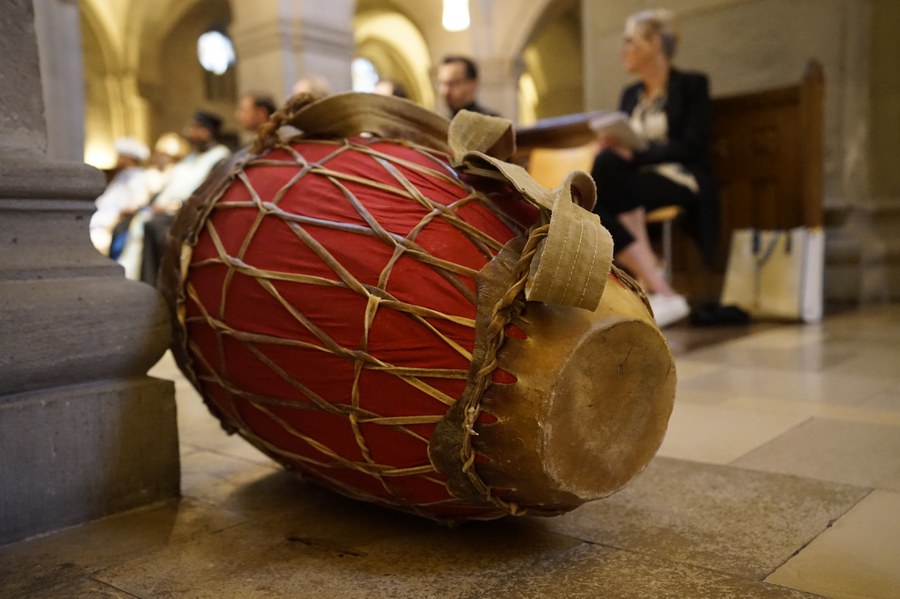Der Klang der Trommel ist eher selten zu hören in Zürichs grösster reformierter Kirche.