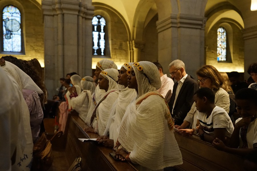Angehörige der äthiopischen orthodoxen Gemeinde sind traditionell in weiss gekleidet zum Gottesdienst erschienen.