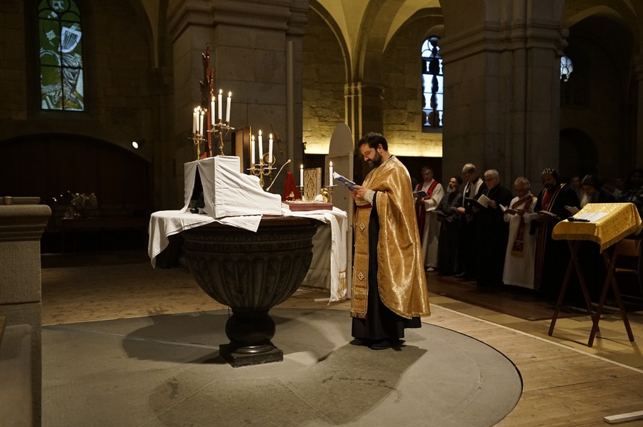 Der Altar ist nach orthodoxem Ritus geschmückt.