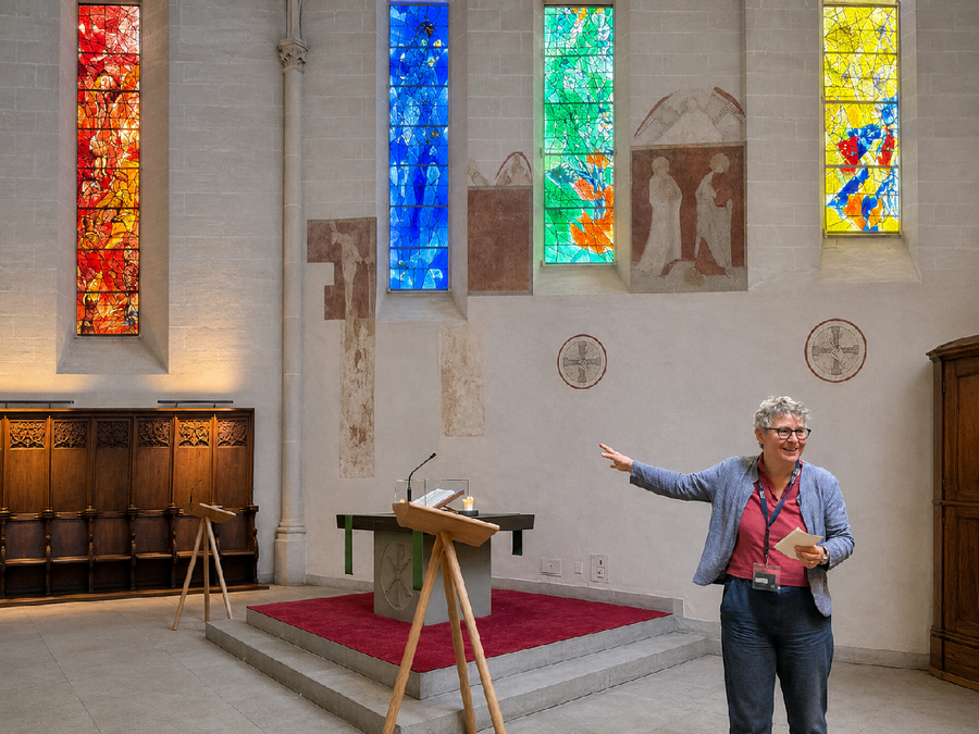Susanne Hirsch 60 ist katholische Theologin und Kunsthistorikerin. Hier an einer Führung im Fraumünster. Foto Sabine Zgraggen Susanne Hirsch 60 ist kath Theologin und Kunsthistorikerin Hier an einer Führung im Frauenmünster Foto Sabine Zgraggen.png
