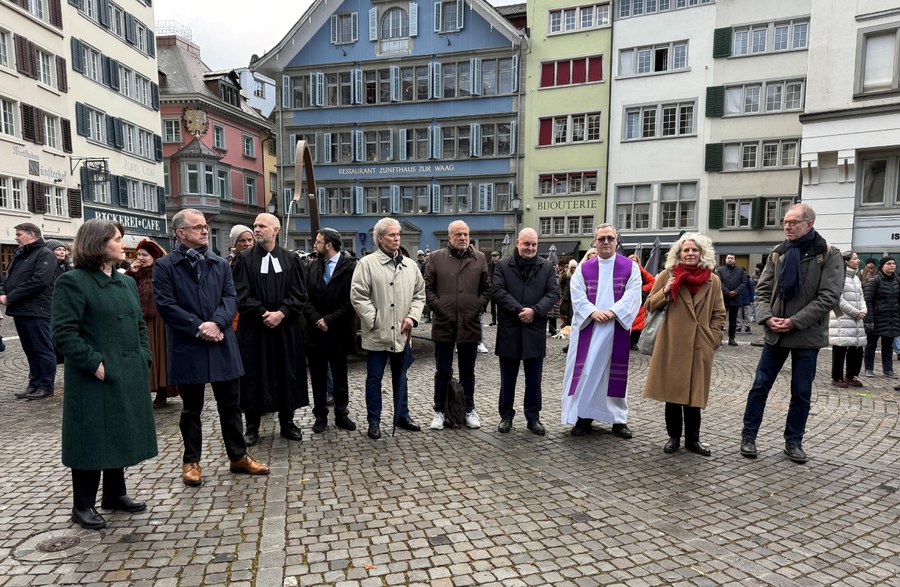 Zahlreiche Vertreter des Stadtrates zusammen mit Religionsvertretern  (3. v.r: Luis Varandas). Foto: Manuela Moser