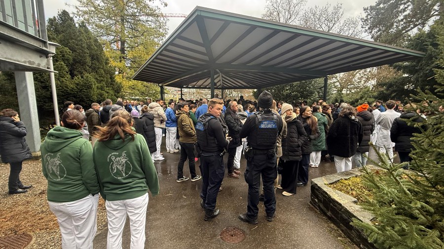 Auch am Unispital, wo einige der Brandopfer untergebracht sind, wurde ein Gedenkanlass durchgeführt. Foto Sabine Zgraggen.