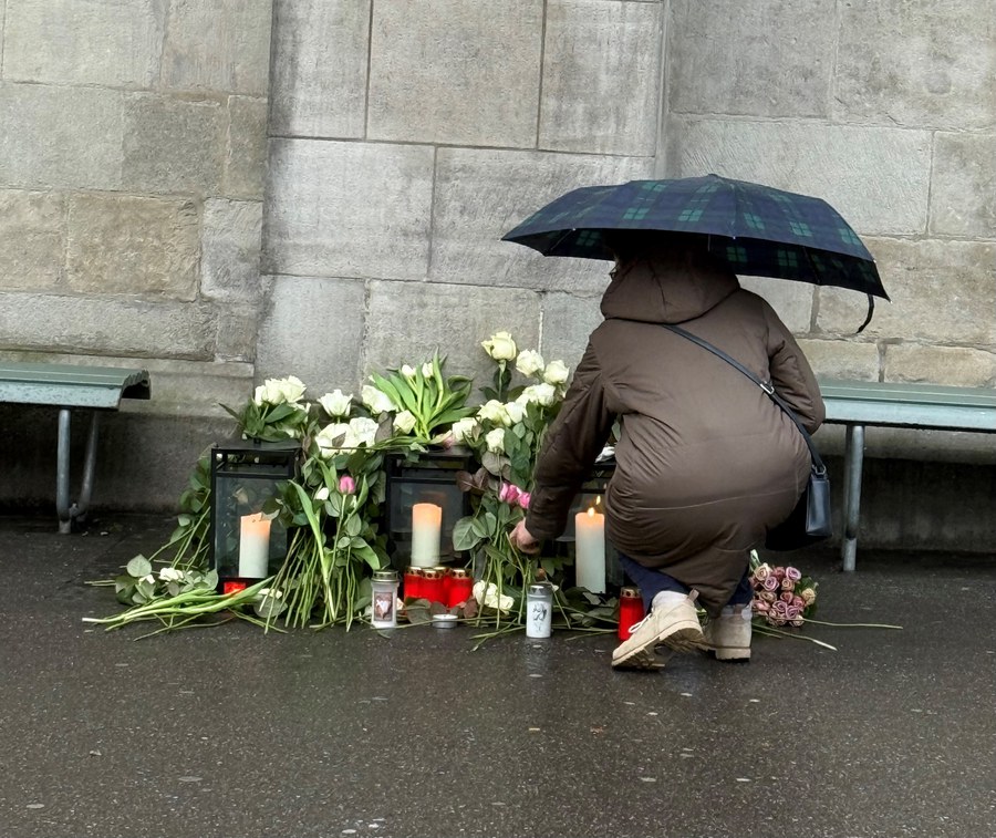 Vor dem Fraumünster wurden zahlreiche Blumen niedergelegt. Foto: Manuela Moser