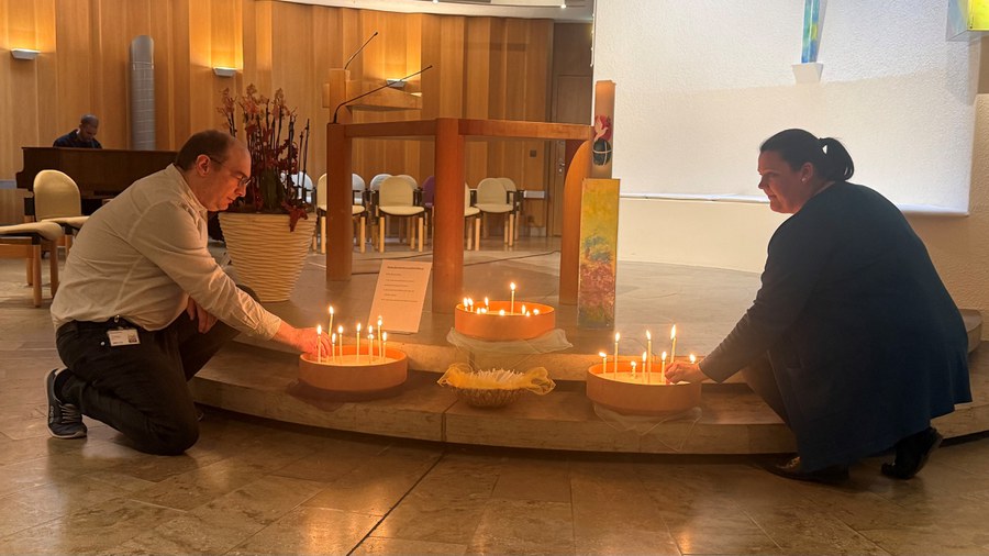 Der reformiert Seelsorger Emanuel Graf (links) und die katholische Seelsorgerin Esther Stampfer (rechts), die durch das Ritual am Unispital führten. Auch die anwesenden muslimischen Seelsorge-Kolleginnen und Kollegen zeigten sich betroffen. Foto: Sabine Zgraggen