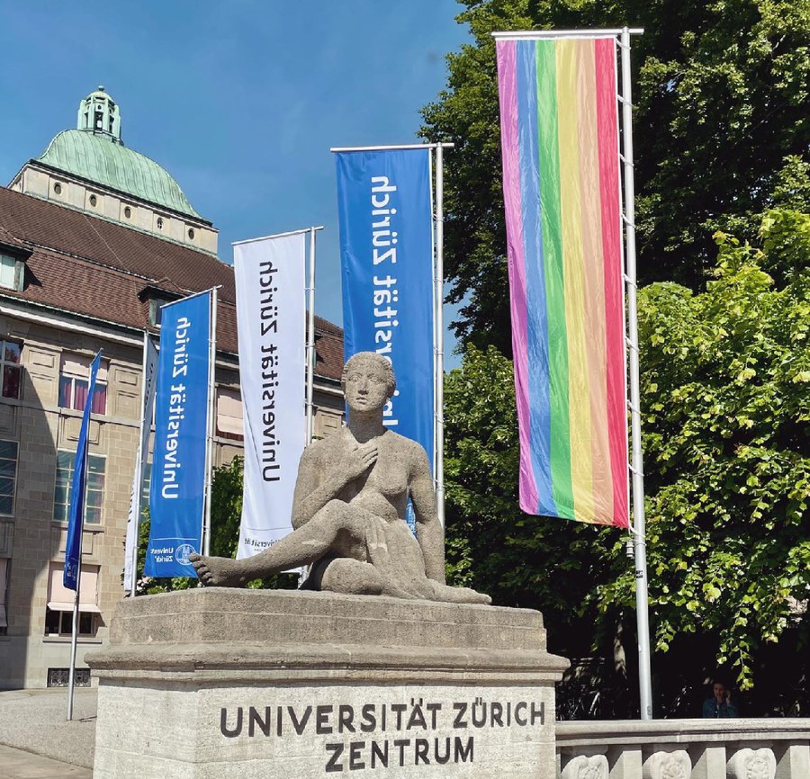 UNi Regenbogen Fahne.JPG