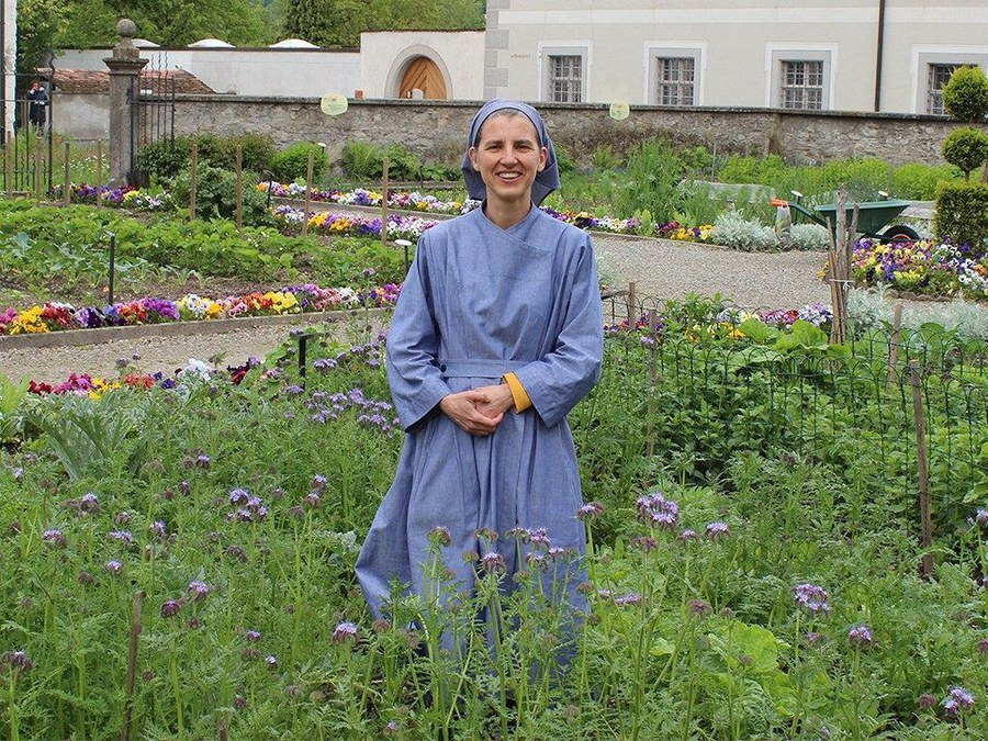 Die Novizin im Klostergarten