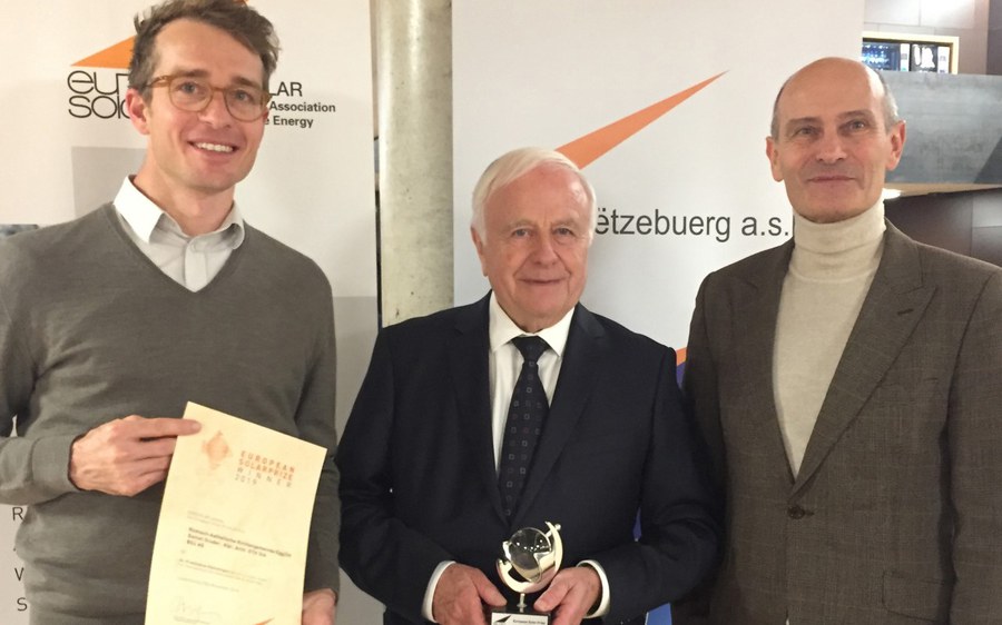 Ebmatingen ist Preisträger europäischer Solarpreis 2019 -v.l.n.r. Niklaus Haller (Systementwickler), Louis Landolt (Präsident Baukommission) und Daniel Studer (Architekt )
