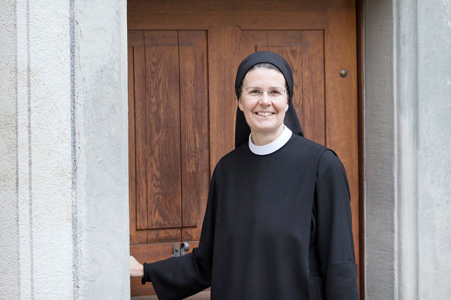 Priorin Irene vor dem Kloster Fahr