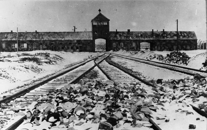 Bundesarchiv_B_285_Bild-04413,_KZ_Auschwitz,_Einfahrt_Stanisław Mucha Wiki-Kommons.jpg