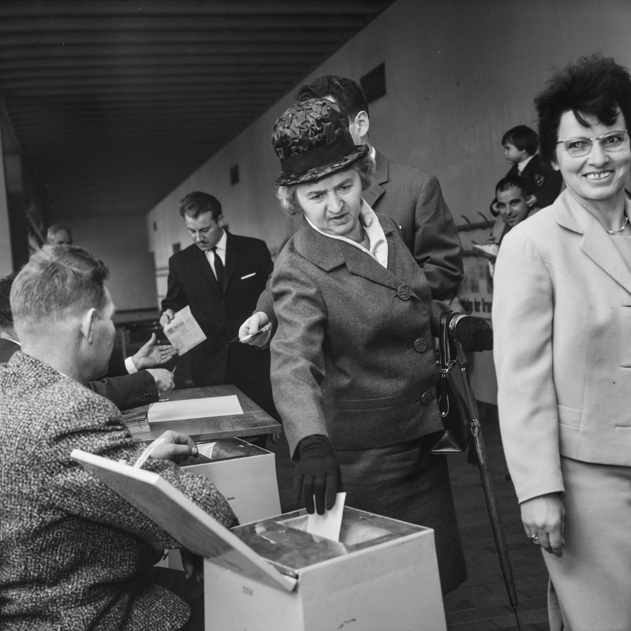 ETH-BIB-Zürich-Altstetten,_Schulhaus_Kappeli,_erster_Frauenstimmtag_im_Kanton_Zürich-Com_M13-0107-0001-0007.tif