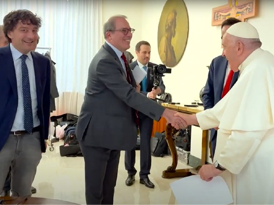 Screenshot Papst-Interview 4x3.jpg