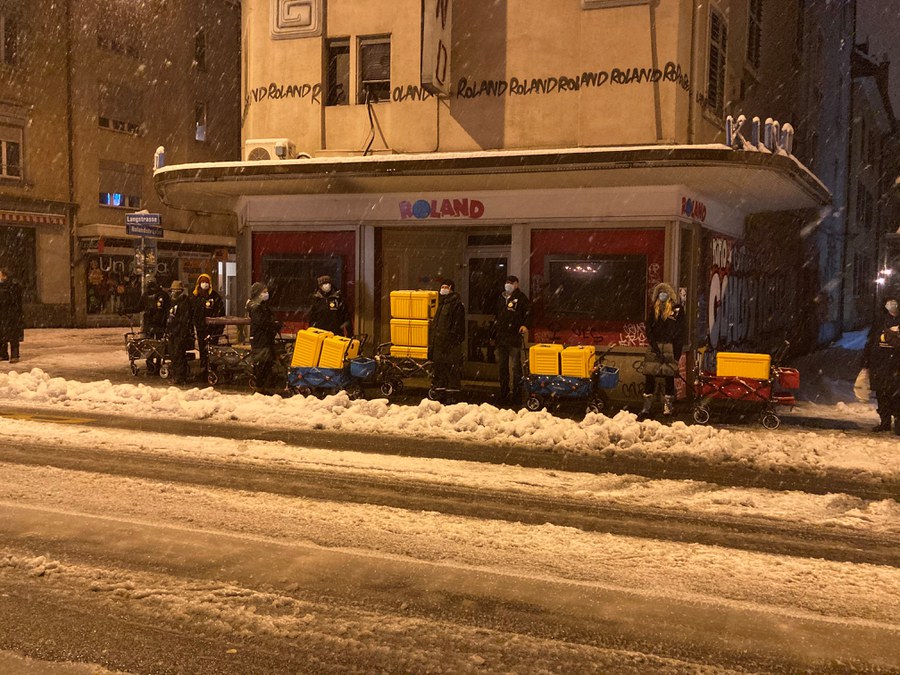 Freiwillige unterwegs in der Langstrasse Freiwilligenarbeit.jpg