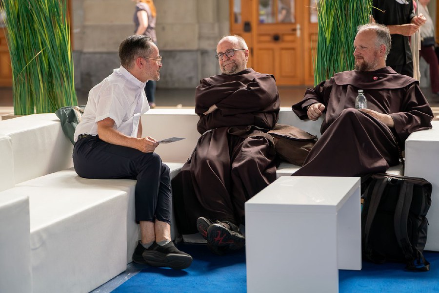 Auf dem Plaudersofa: Bruder Paul (Mitte) vom Kloster Mariastein, Glarus. Foto: Dennis Baumann