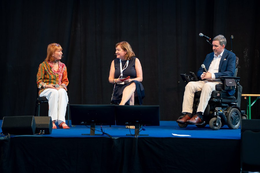Wirtschaftsprofessorin Margit Osterloh und Nationalrat Philipp Kutter im Gespräch mit Manuela Moser, Genervalvikariat Zürich-Glarus und OK Bistumstag. Foto: Dennis Baumann