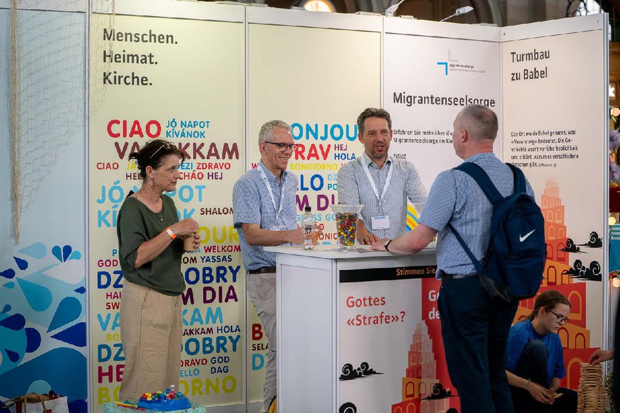 Der Stand der Migrantenseelsorge (2.v.r. Bereichsleiter Christof Eberle). Foto: Dennis Baumann