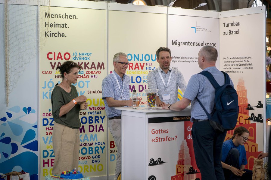 Für die Missionen am Stand: Bereichsleiter Christof Eberle (2.v.rechts). Foto: Dennis Baumann